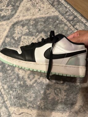 Nike Jordan size 8, Womens Low-Top Sneaker in Black, White & Mint